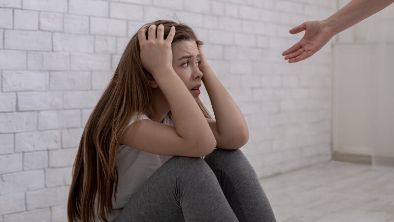 Una mujer que sufre fatiga emocional y problemas psicológicos