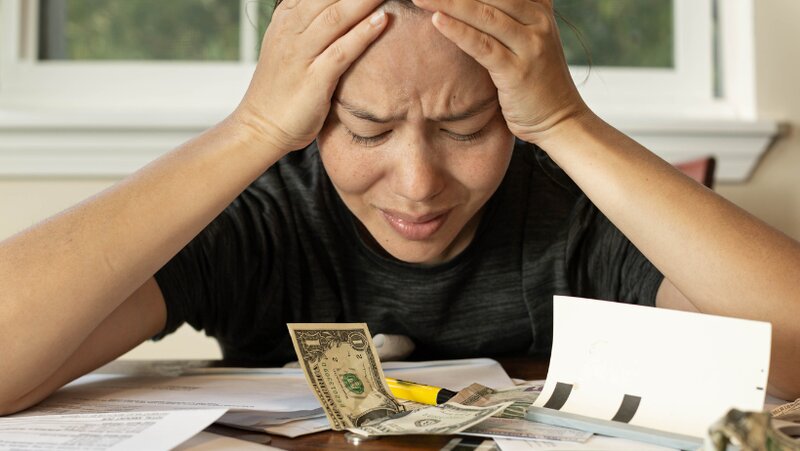 Una mujer emocionalmente agotada que teme quedarse sin dinero