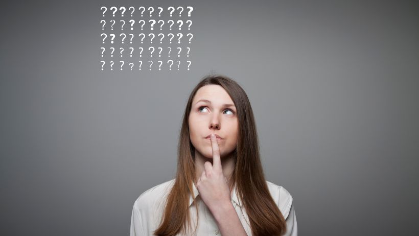 Una mujer reflexiona sobre las preguntas que debe hacer a una persona agotada