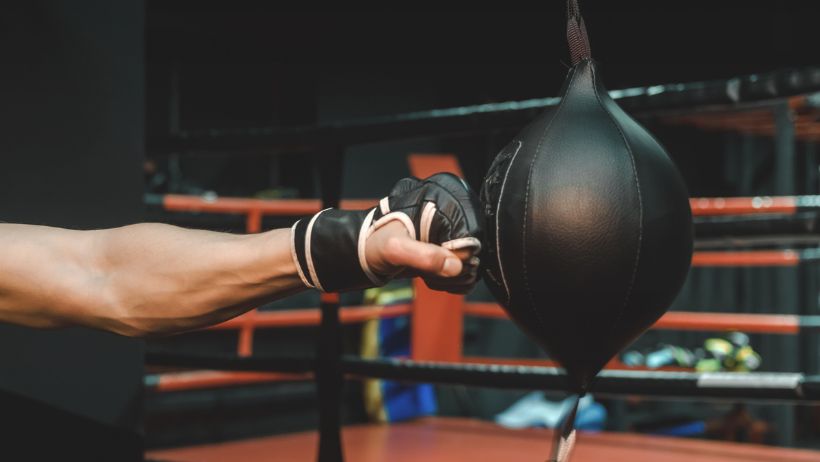 Un boxeador que entrena para mejorar su rendimiento