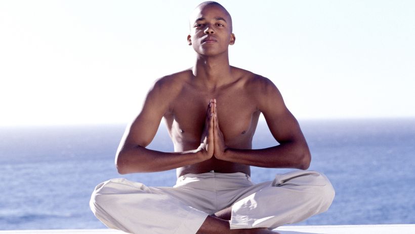 Un hombre que practica la meditación para rendir mejor en el deporte
