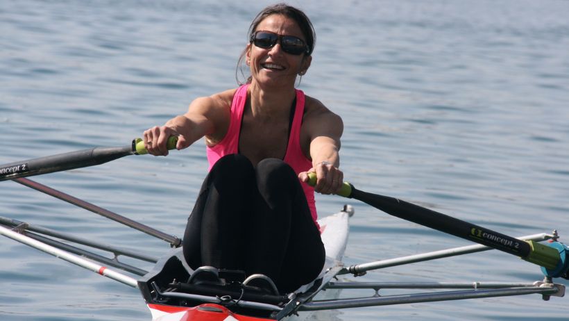 Una deportista que quiere lograr un buen rendimiento en remo