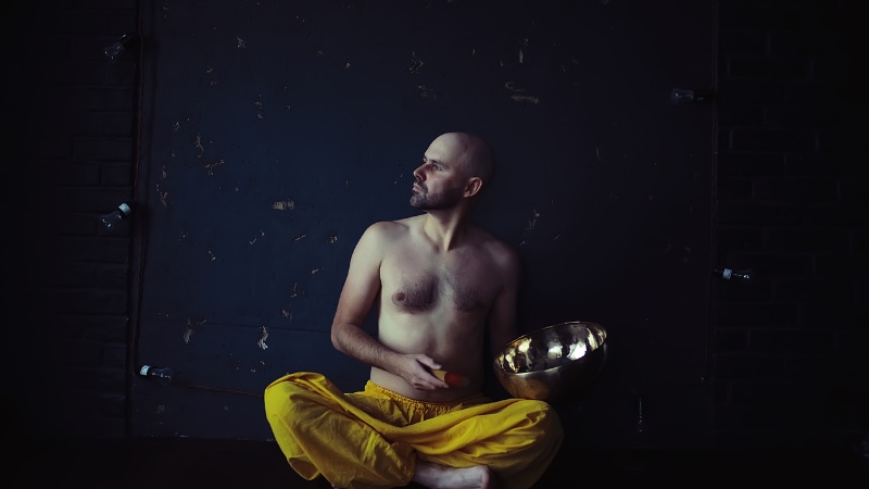 Un hombre en meditación mental en un templo de Tailandia