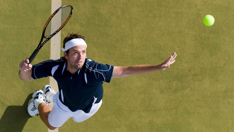 Un jugador de tenis que tiene confianza en sí mismo