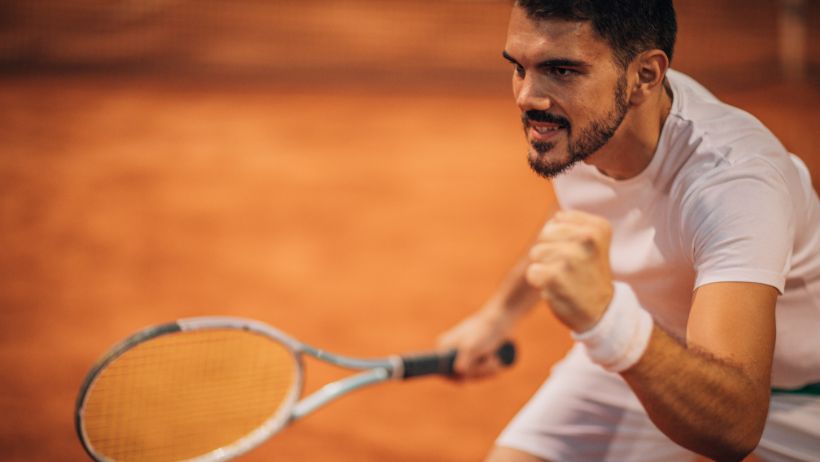 Un jugador de tenis que utiliza la psicología del tenis para intimidar a su oponente