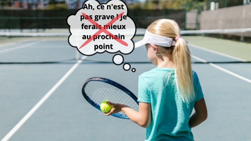 Una pequeña jugadora de tenis que se equivoca al intentar mantenerse positiva