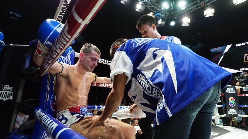 Un boxeador con su entrenador en despolarización mental
