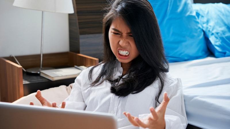 Mujer irritada que necesita una despolarización.