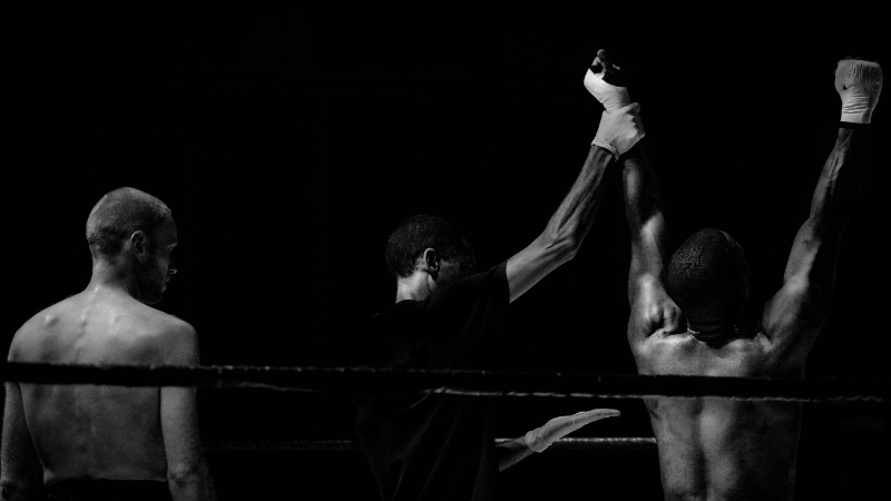 Un boxeador que acaba de perder una final y necesita preparación mental para despolarizarse