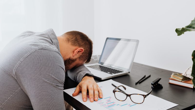 Un empresario que necesita un coach en despolarización