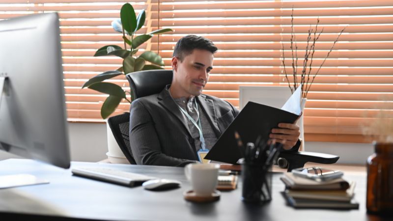 Un empresario sereno que toma las decisiones correctas