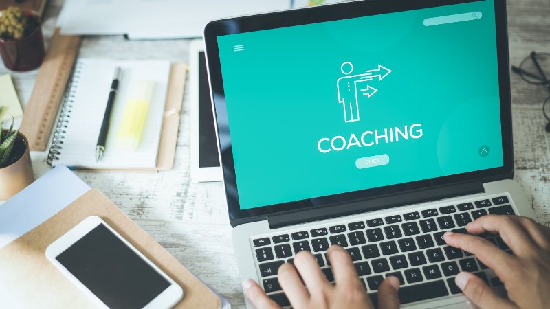 Una persona que está desarrollando su oferta de coaching en despolarización