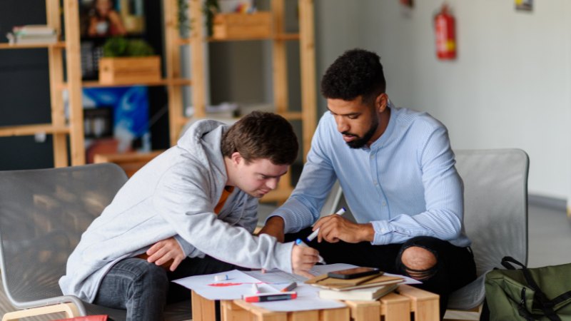 Un coach en despolarización con un cliente