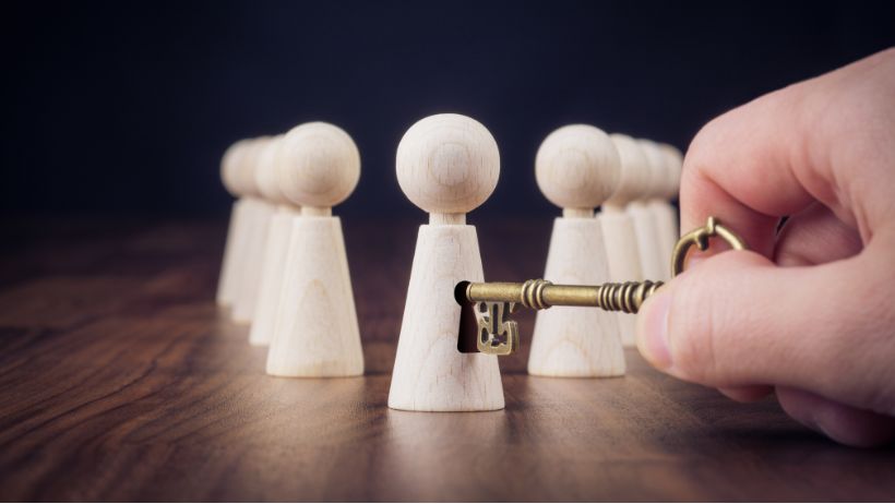 Un deportista representado en forma de peón de ajedrez y una mano que sostiene una llave para liberar su potencial