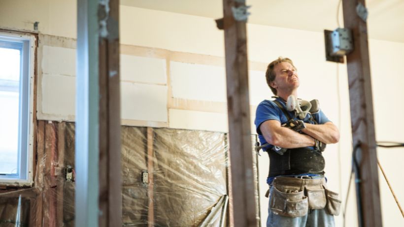 Un propietario de tienda que renueva su local