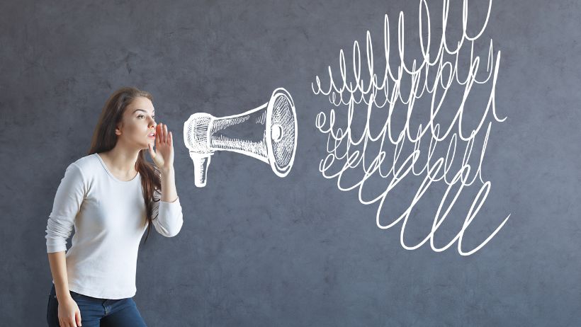 Una mujer que se encarga de la comunicación de su actividad como coach