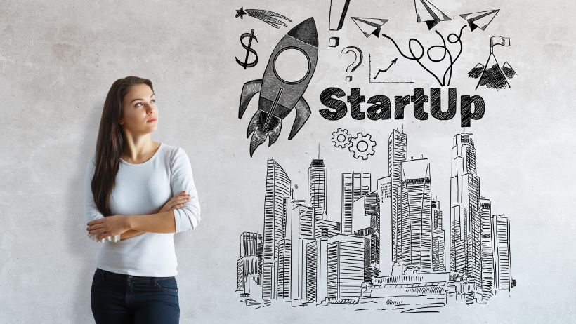 Una mujer que desea convertirse en coach de emprendimiento