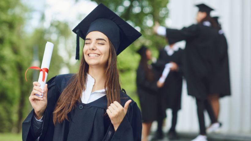 Una mujer recién graduada en coaching