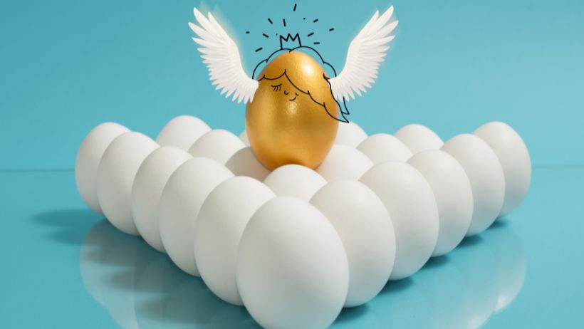 Una representación en forma de huevo dorado de una persona con potencial
