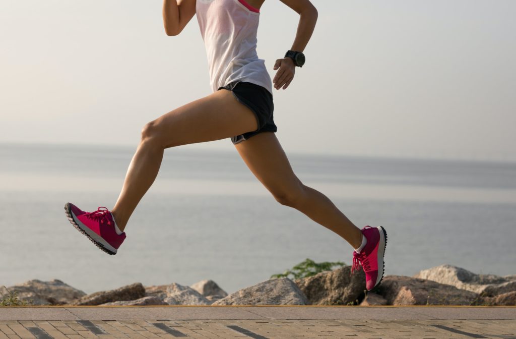 mujer corriendo por la playa