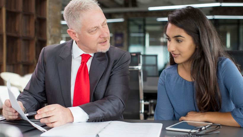 Un coach profesional y una persona entrenada