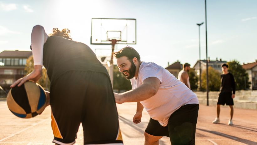 Jugadores de baloncesto aficionados que se superan a sí mismos y disfrutan jugando