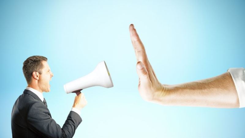 Un hombre con un grave problema de confianza en sí mismo