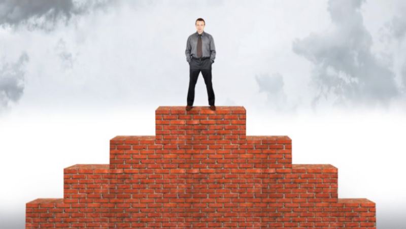 Un hombre que tiene confianza en sí mismo y que se atreve a imponerse