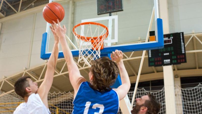 Un jugador de baloncesto lleno de confianza