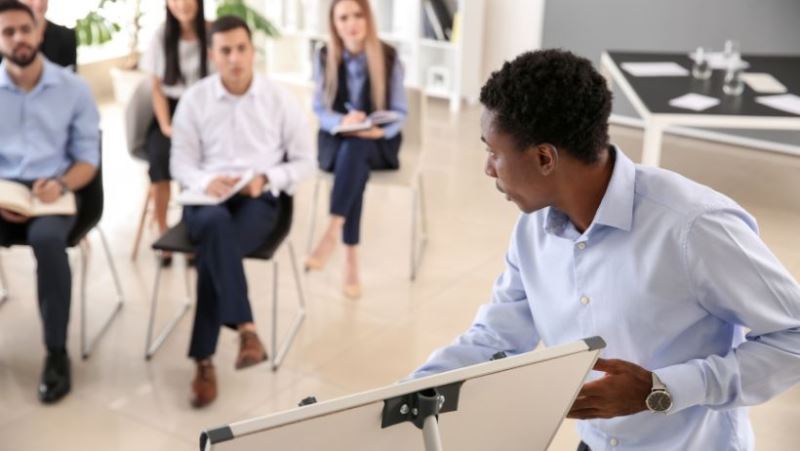 Un profesional de la PNL que forma a estudiantes