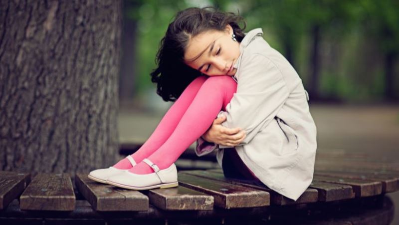 Una chica con falta de confianza debido a sus padres