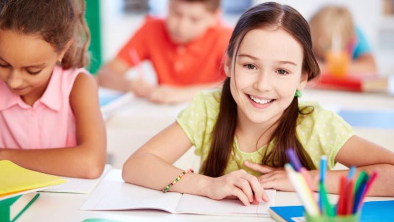 Una chica feliz que tiene confianza en sí misma