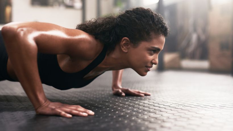 Una mujer que aplica la superación personal en el deporte