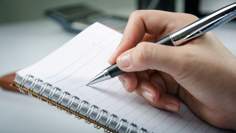 Una persona segura de sí misma que anota sus logros