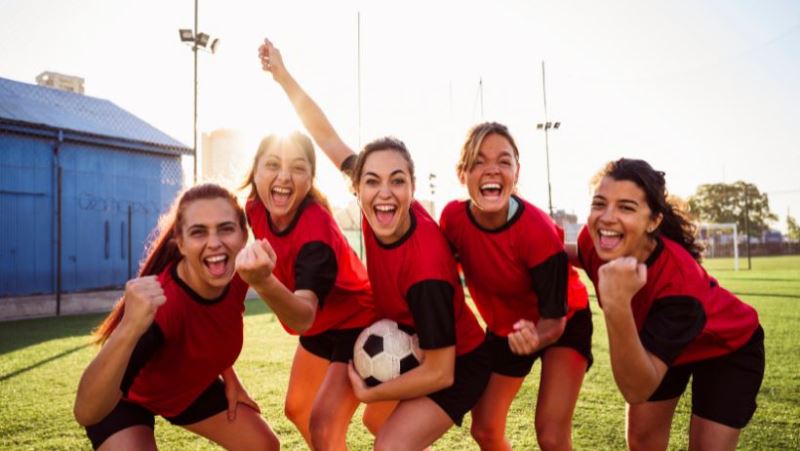 Un equipo de fútbol femenino con un buen espíritu competitivo tras un discurso motivador