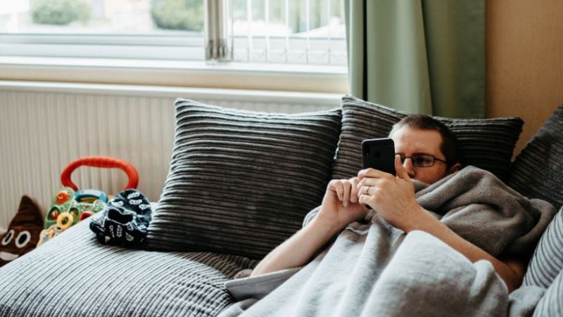 Un hombre desmotivado y con la confianza por los suelos