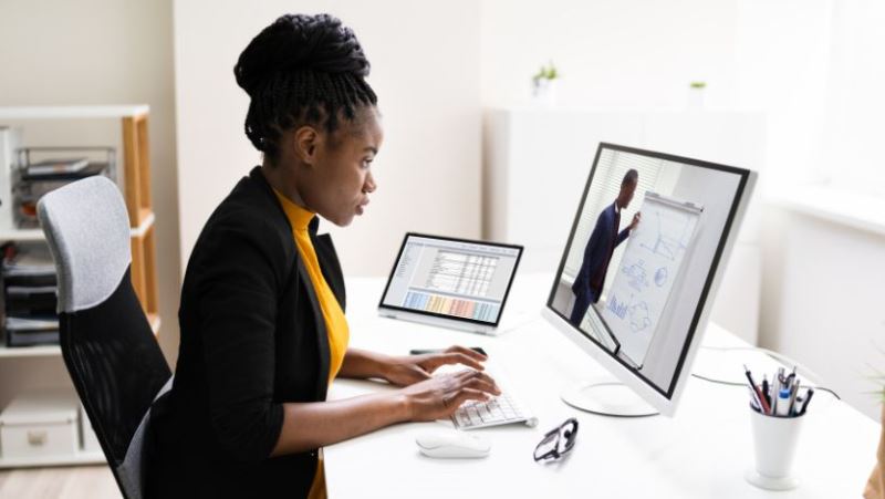 Una alumna que ve vídeos de formación en línea