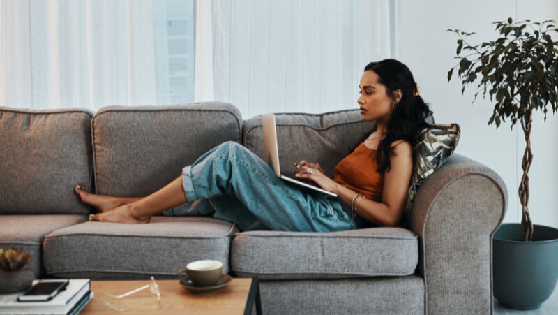 Una mujer que carece de motivación y tiene miedo de salir de su zona de confort