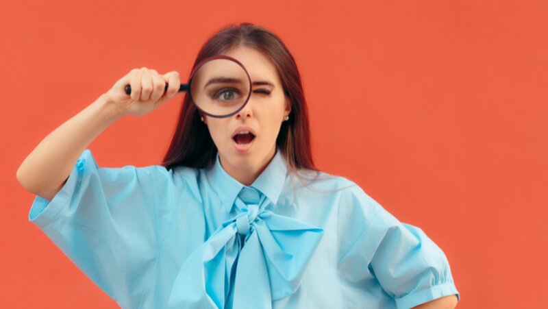 Una mujer que juzga a los demás