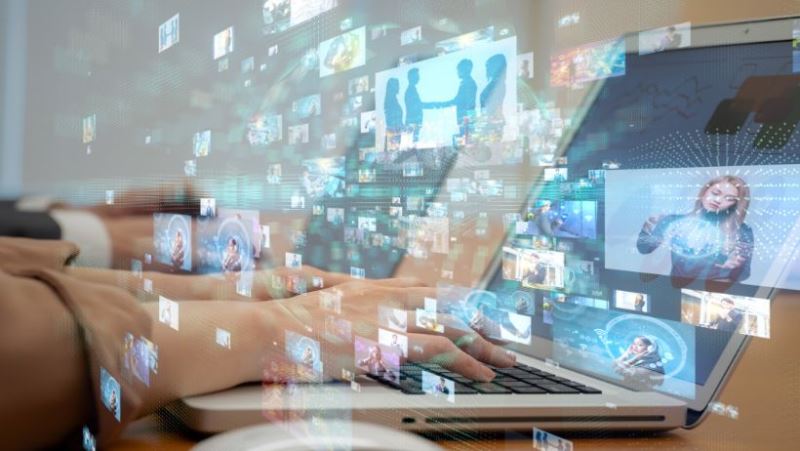 Una persona que busca varios coaches mentales especializados en confianza en uno mismo en Internet