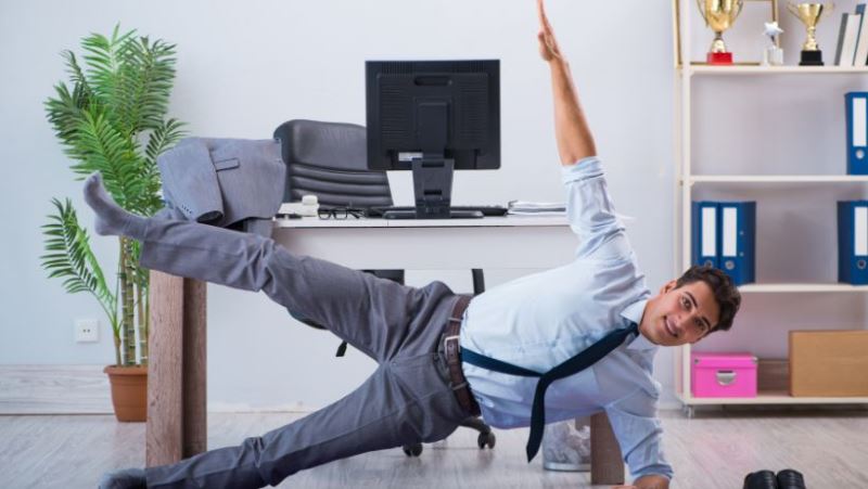 Una persona con ganas de hacer deporte en el trabajo