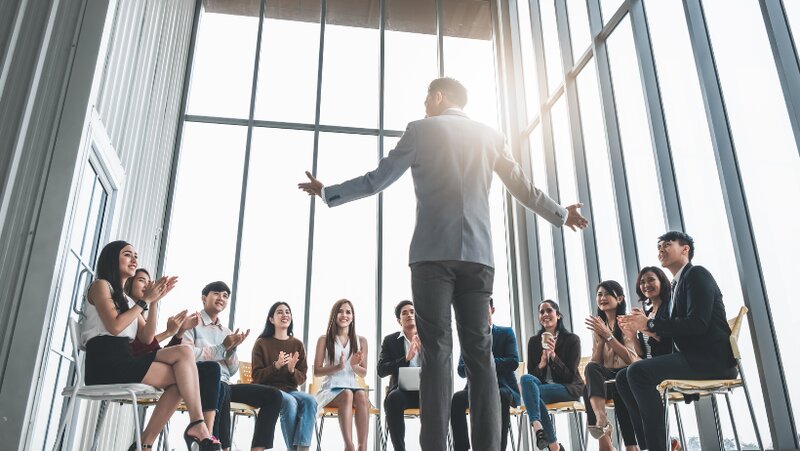 Un hombre auténtico en pleno discurso motivador