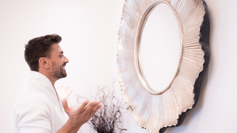 Un hombre que ensaya un discurso delante del espejo