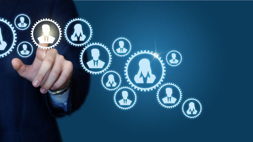 Un directivo que está seleccionando al candidato adecuado para un puesto