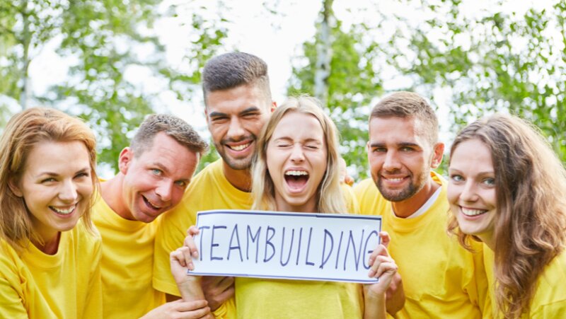 Un directivo que organiza una actividad de team building para conocer mejor a su equipo