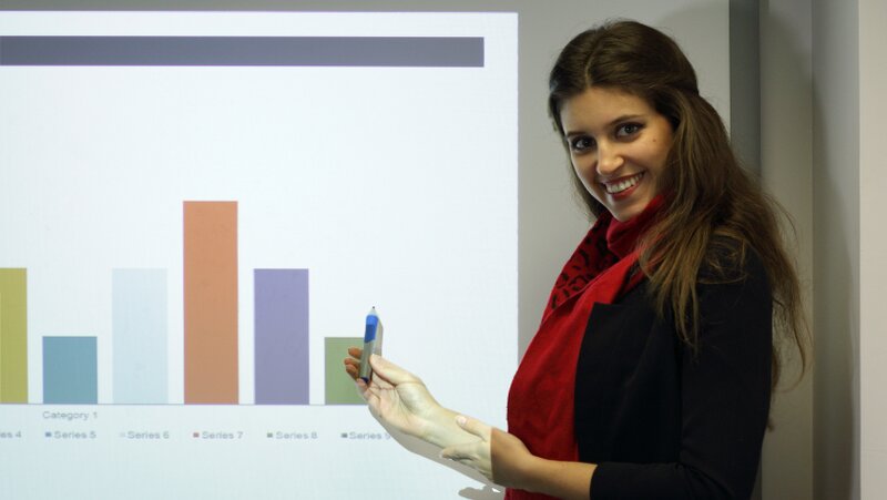 Una mujer que utiliza material visual en su discurso motivacional