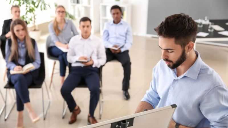 Un especialista en PNL en plena sesión de preparación mental