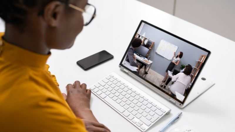 Un futuro preparador mental que está realizando un curso en línea