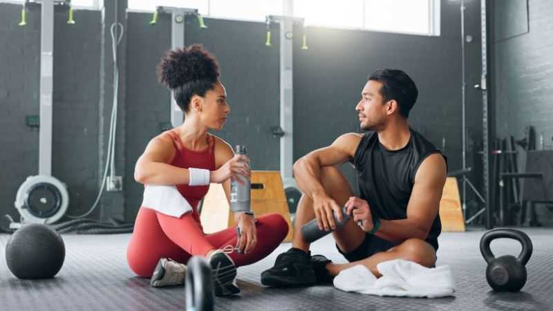  Una deportista con su preparador mental deportivo