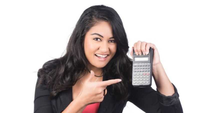 Una mujer que calcula el precio de un curso a distancia de coaching mental